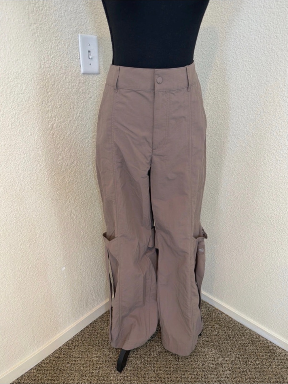 ALO Yoga Wide-Leg Cargo Pants in Mauve - Picture 2 of 10
